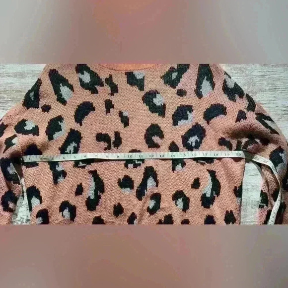 Pink Lily leopard print knitted sweater coral color women’s size Medium - Picture 5 of 7